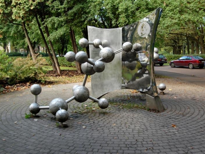 L un D ābolskābes molekulas piemiņas zīme