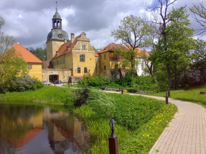 Lielstraupes pils, baznīca