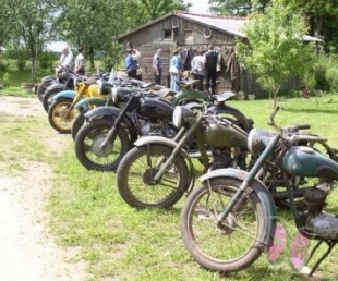 Retro motocikli un senie formas tērpi