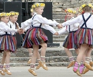 Latvijas novadus krāsaini ieskandina Dziesmu un Deju svētku tradīcija(ARHĪVS)