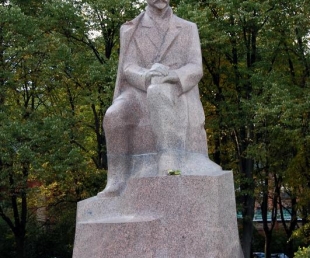 Raiņa piemineklis