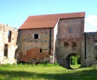 Aizputes Livonijas ordeņa pils (drupas).