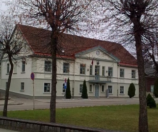 Bijusī Aizputes pilsētas domes ēka, tagadējā mākslas skola