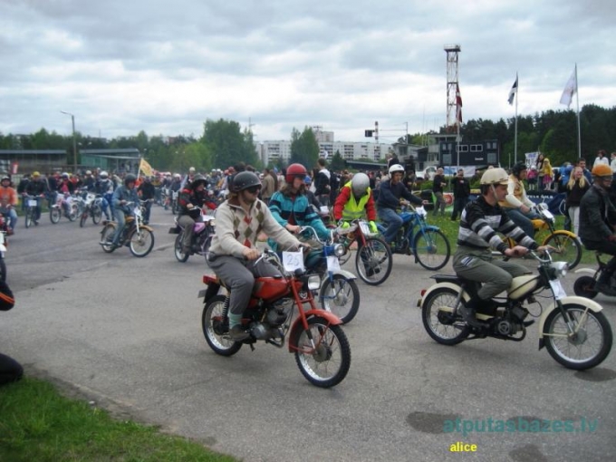 Zelta mopēds(ARHĪVS)