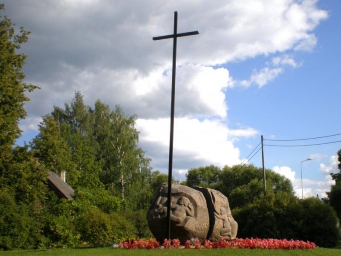 Piemineklis "Sašķeltā ģimene"