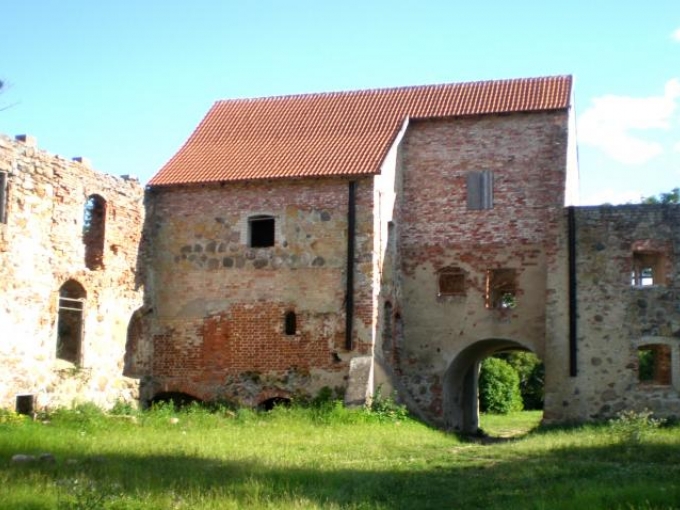 Aizputes Livonijas ordeņa pils (drupas).