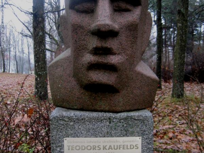 Piemineklis Teodoram Kaufeldam