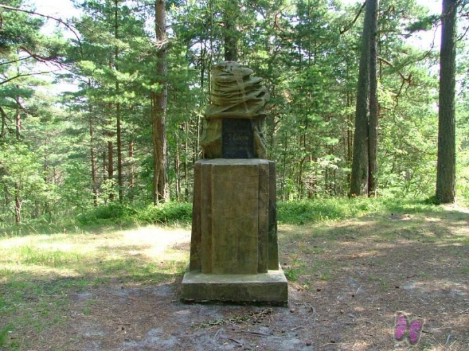 Piemiņas akmens Latvijas Valsts pirmajam prezidentam Jānim Čakstem.