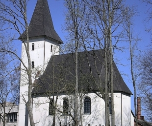 Priekules Luterāņu baznīca un skatu tornis