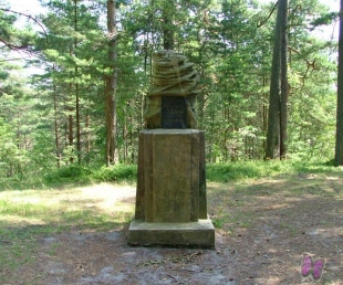 Piemiņas akmens Latvijas Valsts pirmajam prezidentam Jānim Čakstem.