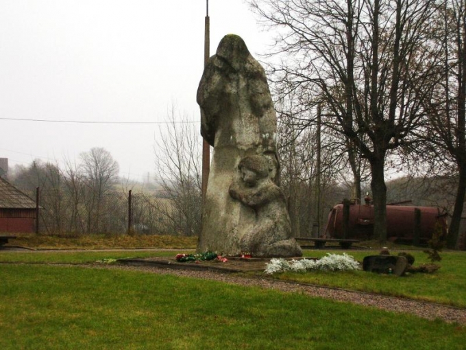 Piemineklis "Sērojošā māte"